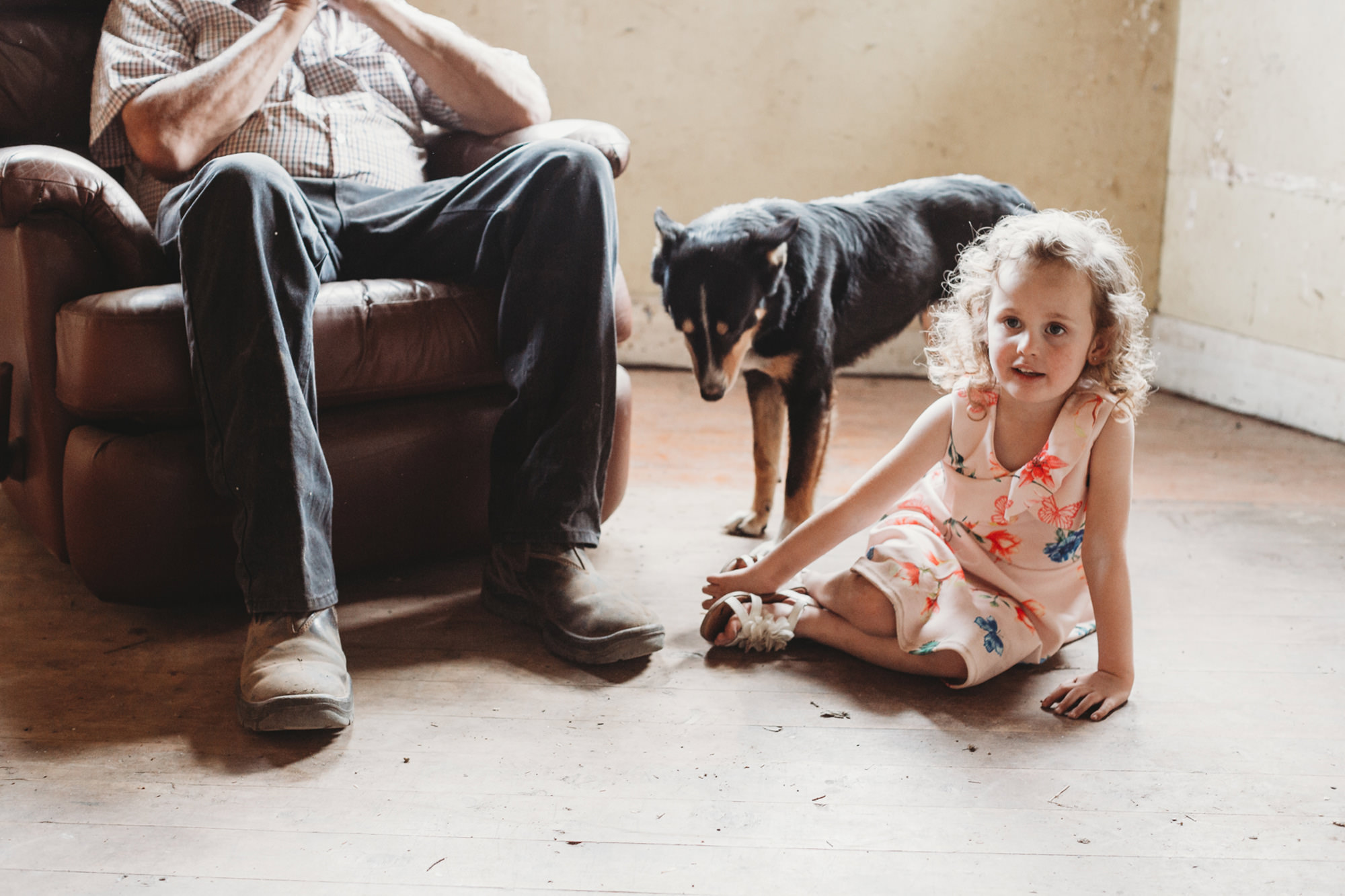 quirindi family photographer, old house quirindi, family farm photography, Tamworth family portrait, family dog f